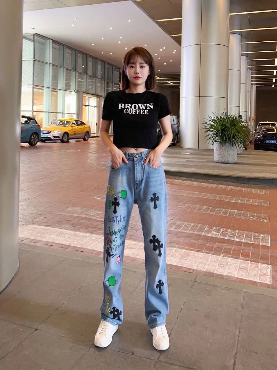 P230 Top version (printed black leather) Top version Chrome Hearts jeans with leather and black denim. As we all know, chromehearts jeans use vintage Levis jeans as the base plate for creation. They usually add their own unique silver buckles and silver ornaments, plus leather embellishments. This is what doubles the value of these vintage jeans, because the base plate is Vintage jeans, jeans themselves have become very soft and comfortable after years of baptism, which can be distinguished from ordinary jeans. Regarding the size, you should also refer to the pants data. Style number: 1255# Color: printed black leather Size: 28 30 32 34 28 Waist 86 Hips 100 Pants length 102 30 Waist 90 Hips 104 Pants length 104 32 Waist 94 Hips 108, pants length 106 34, waist 98, hips 112, pants length 110